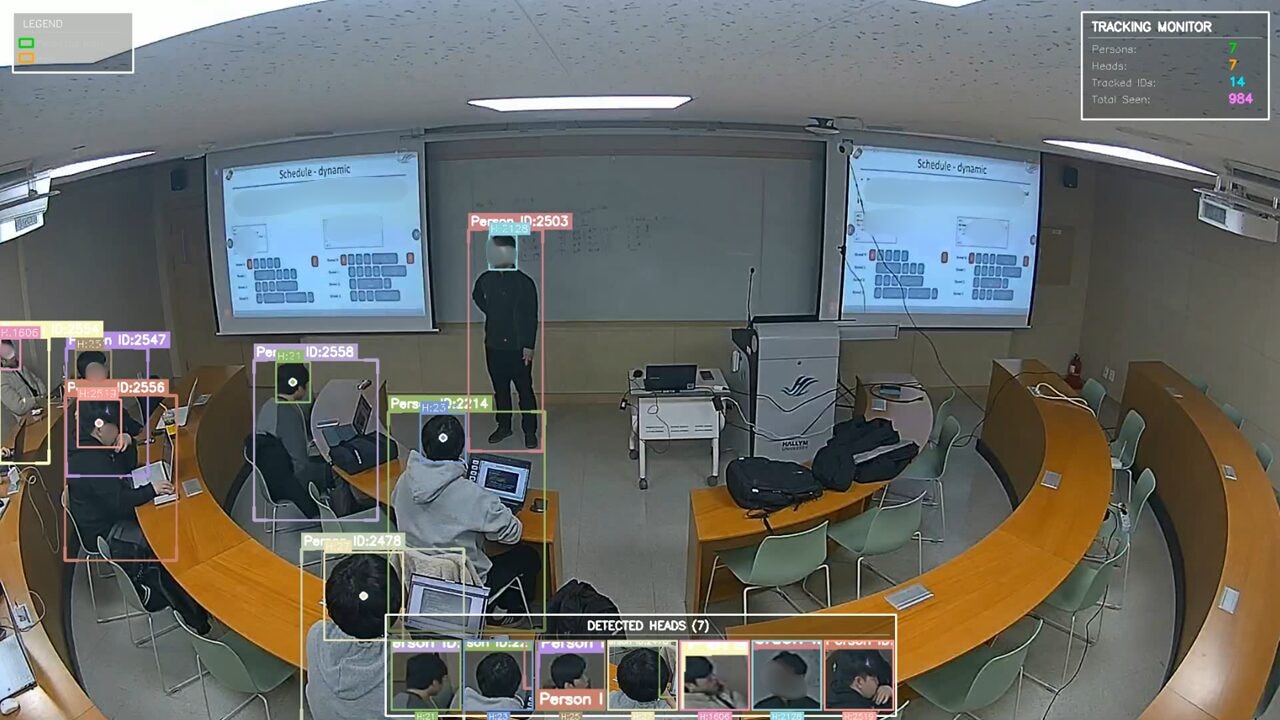 기관 강의실에서 함께 수업에 참여하는 사람들